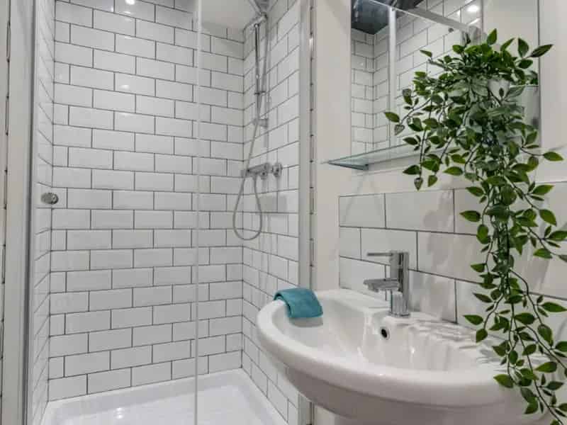 Modern Single Room with En-Suite in Shared House Near Amenities