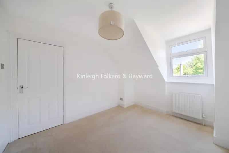 Elegant Two-Bedroom Apartment in N10