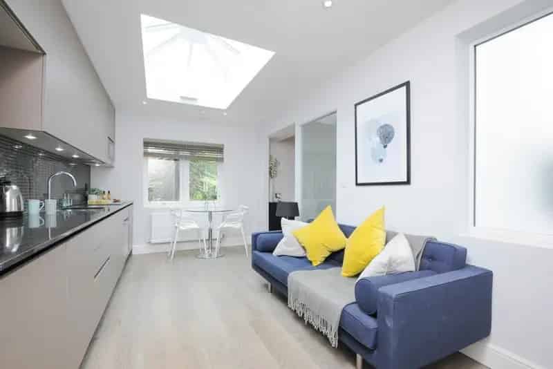 Bright Studio Apartment - Share of Freehold - No Onward Chain