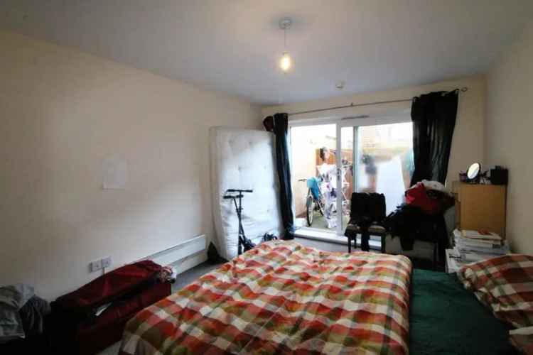 2 Bedroom Flat For Sale Spacious Lounge and Private Courtyard