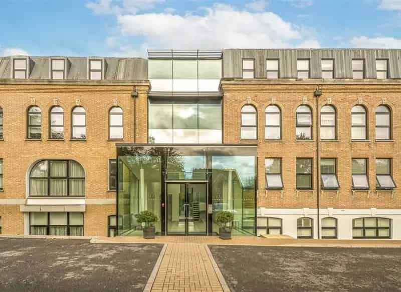 Spacious 2-Bed Apartment in Gated Development