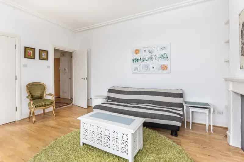 1 Bedroom Flat to Rent Furnished High Ceilings Separate Kitchen