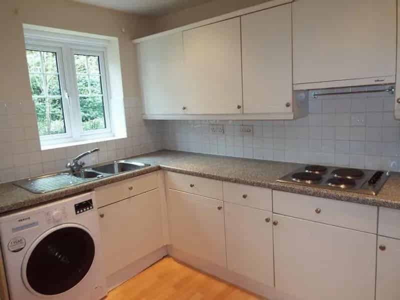 2 Bedroom Flat Available Now - Allocated Parking