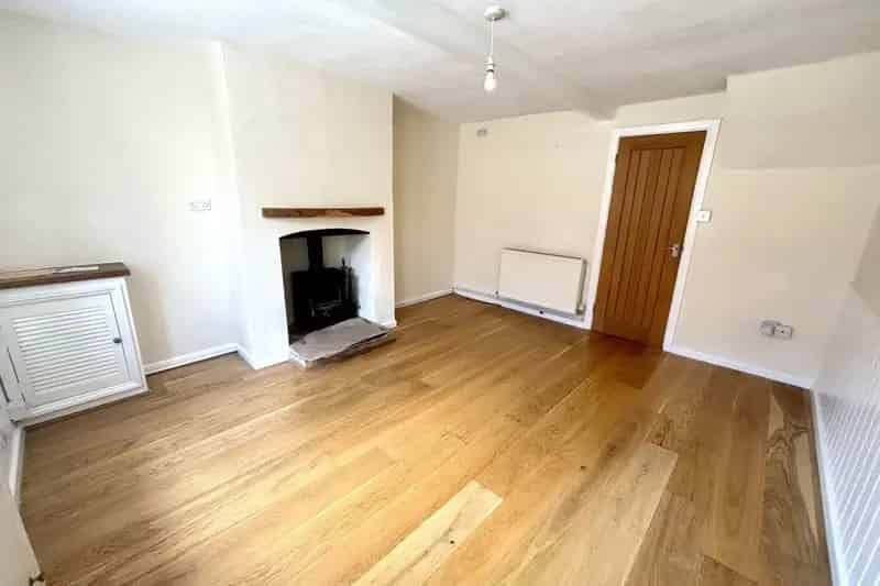 Three Bedroom Cottage Town Centre Location Zero Deposit
