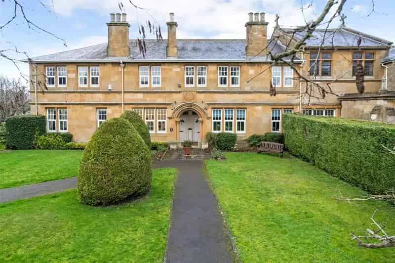 2 Bedroom Apartment for Sale in Historic Building with Gardens