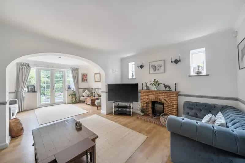 5 Bedroom Detached House For Sale Near Schools and Station