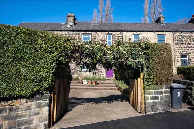 3 Bed Terrace House Horsforth  Driveway Garden Near Station