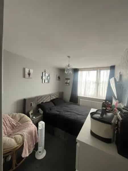 Large 2-Bedroom Flat near Abbeywood Station