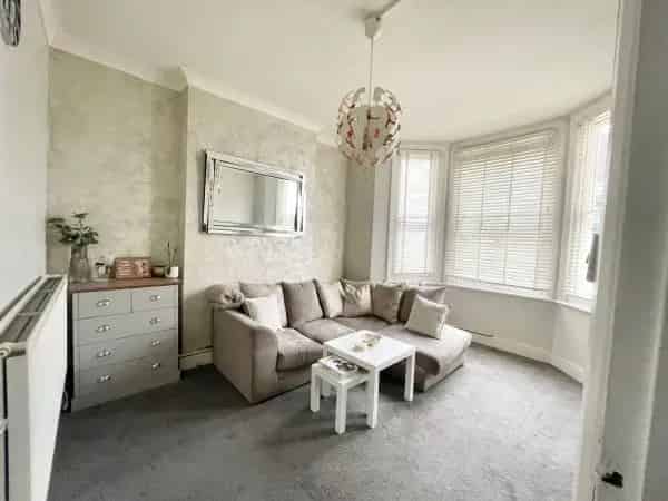 1 Bedroom Ground Floor Flat Near Westfield Shopping Centre