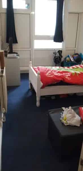 2 Bedroom Maisonette - Secure Building - Seeking Larger Property