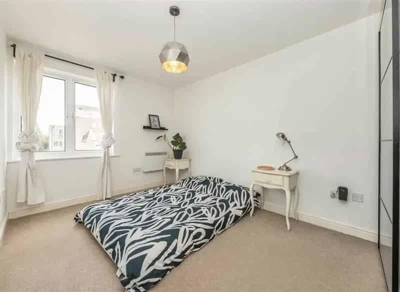2 Double Bedroom Canal-Side Apartment with Parking