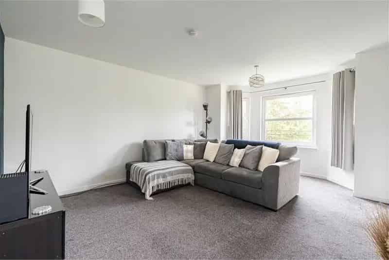 2 Bed Flat Dunfermline - First Floor Apartment