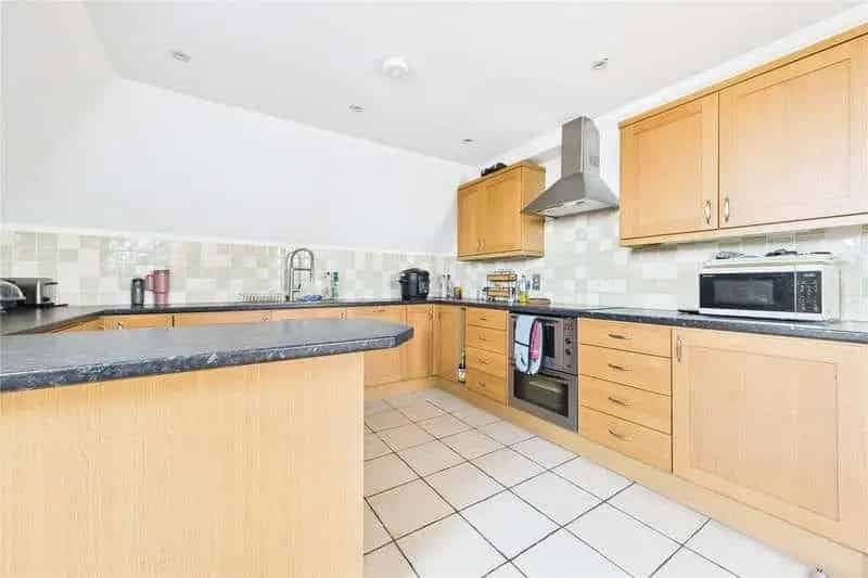 2 bed flat for sale