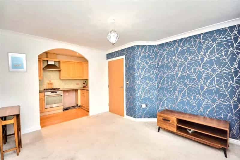 Canal-Side 2-Bed Apartment Rodley No Onward Chain