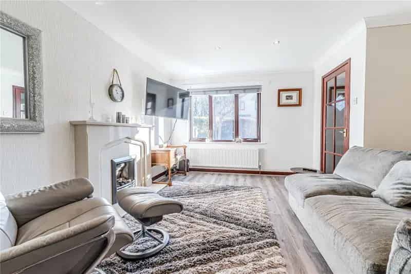 3 Bed Detached House Horsforth Modern Kitchen Family Bathroom Garage Gardens