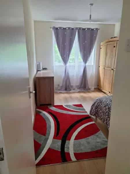 2 Bedroom Apartment with Communal Garden Pets Allowed