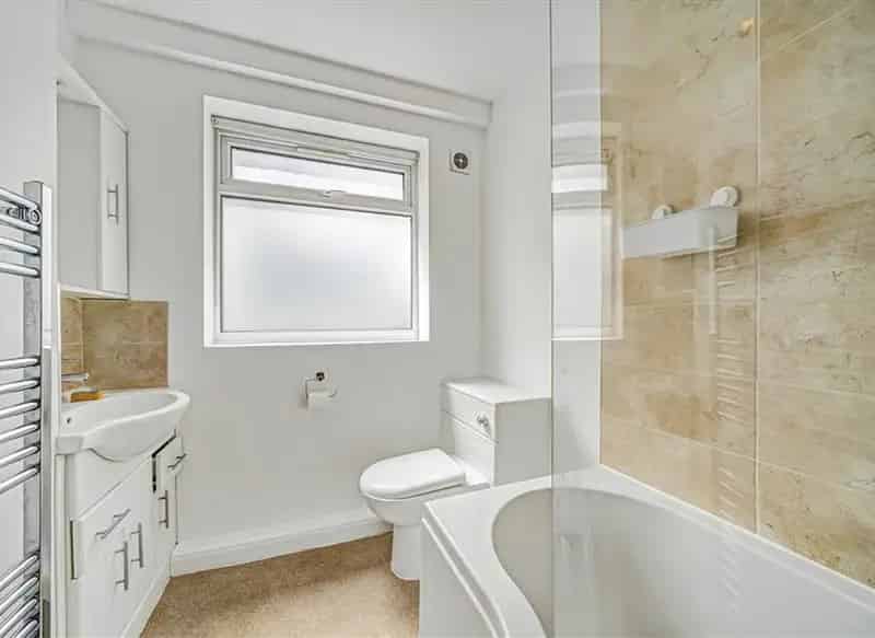 Two Bedroom Ground Floor Flat with Private Garden Near Lee Train Station