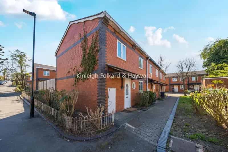 Spacious 3-Bedroom End Terrace House with South-Facing Garden