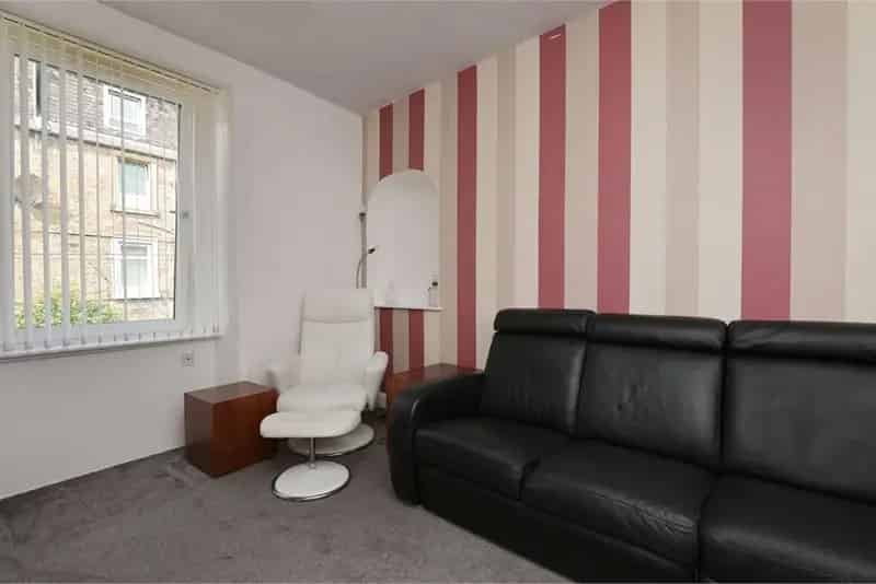 1 Bed Flat - First Floor with 1 Reception Room