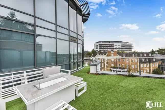 Flat for sale in Kew Bridge Road, Brentford TW8
