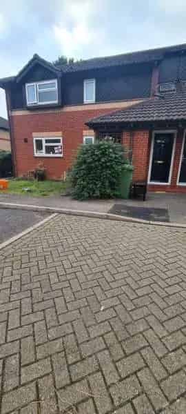 Large 2-Bedroom Flat Near Highstreet and Train Station