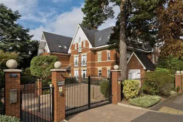 First Floor Apartment Weybridge Surrey Two Double Bedrooms Secure Parking