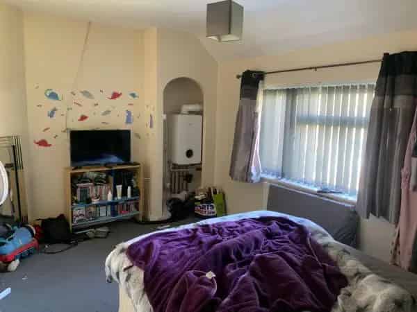 2 Double Bedroom End Terrace House with Side Gate