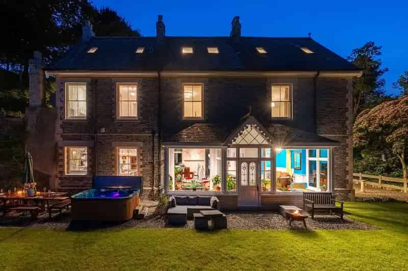 6 Bedroom Detached House for Sale