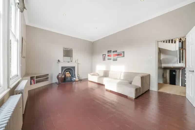 3 Bedroom Flat House to Rent in Brixton
