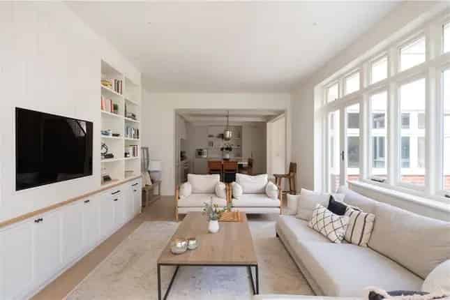 Detached House for Sale in Wimbledon SW20