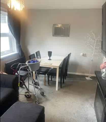 2 Bed House with Parking and Large Living Area