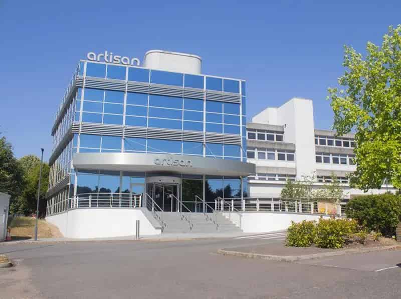 75901 Sqft Secure Office Building with Restaurant and 24/7 Security