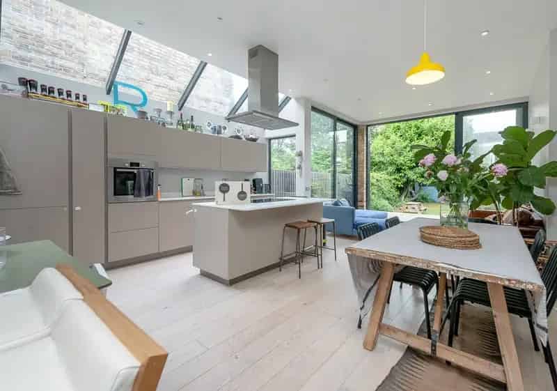 2 Bedroom Flat London - Modern Gated Development