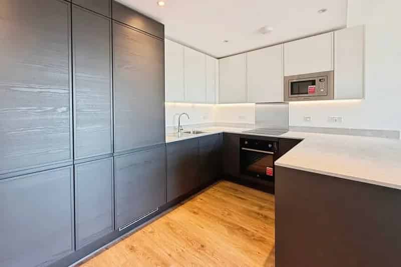 2-Bedroom Flat with Open-Plan Kitchen and Modern Amenities