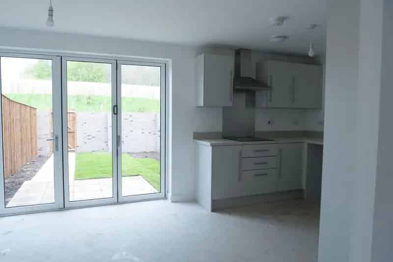 2 Bed House Near Chesterfield Station - Modern Ensuite Garage Driveway