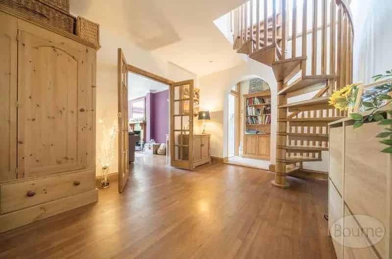 5 Bed House for Sale: Spacious Family Home with Garden