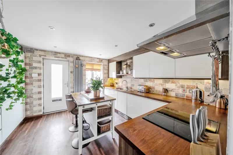 3 Bed Semi-Detached House in Carlton Near Schools and Amenities