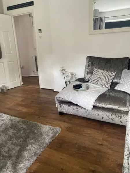 1 Bedroom Flat near Tube Station with Garden and Balcony