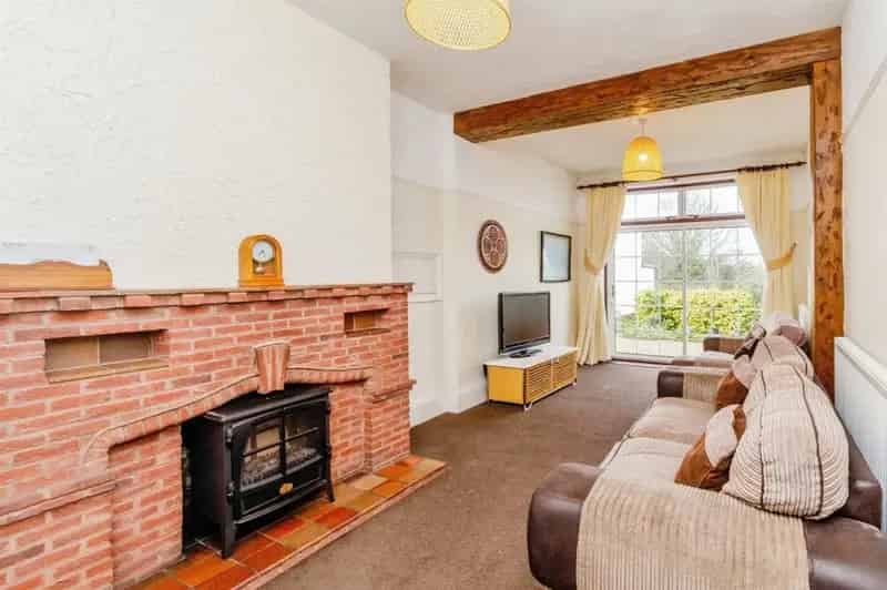 Spacious 3-Bed Detached House with Garage and Garden