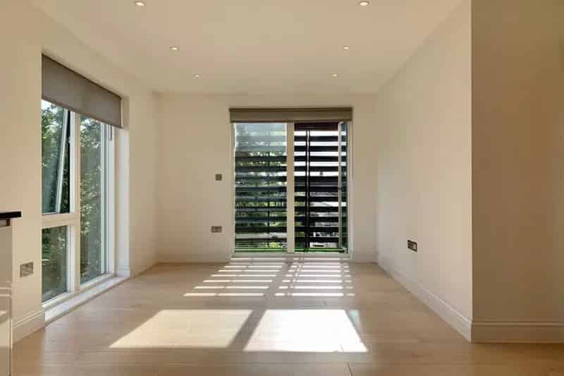 Brentwood Luxury 2-Bed Duplex Apartment