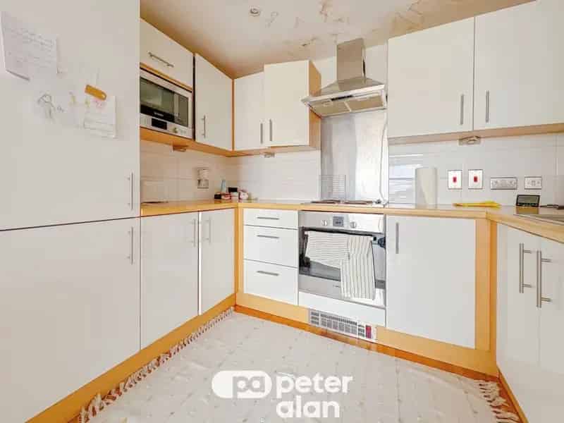 1 Bedroom Apartment City Centre Allocated Parking Available August