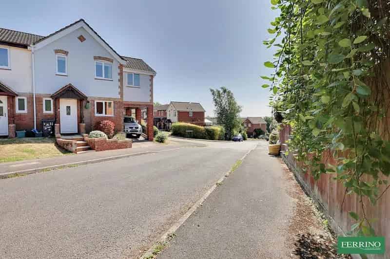 4 Bedroom Semi-Detached House for Sale in Roman Park