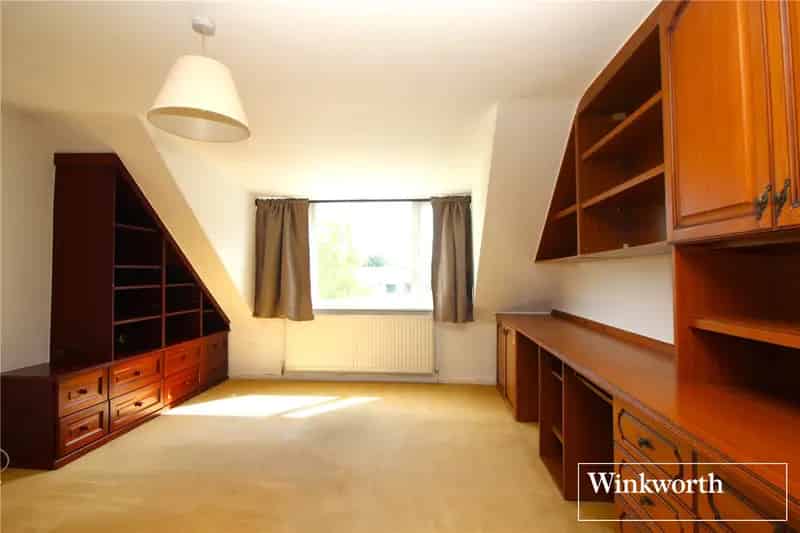 4 Bedroom Detached House Elstree