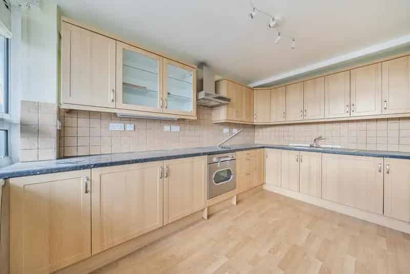 Spacious 1-Bedroom Apartment with Balcony in Dawson's Heights