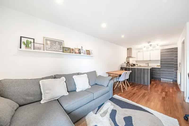 Wimbledon Apartment with Balcony and Roof Terrace