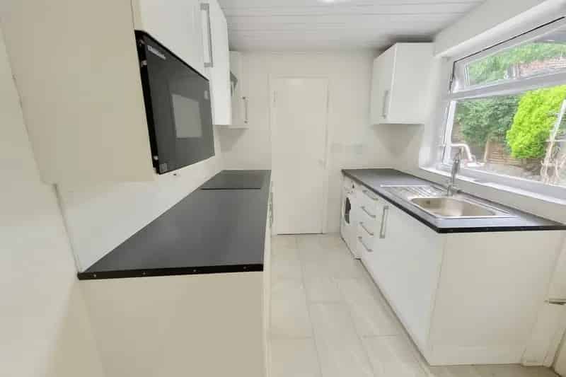 Newly Renovated 1 Bedroom House with Garden and Parking