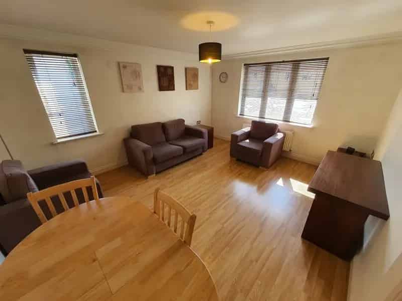 2 Bedroom Flat For Sale Allocated Parking Leasehold