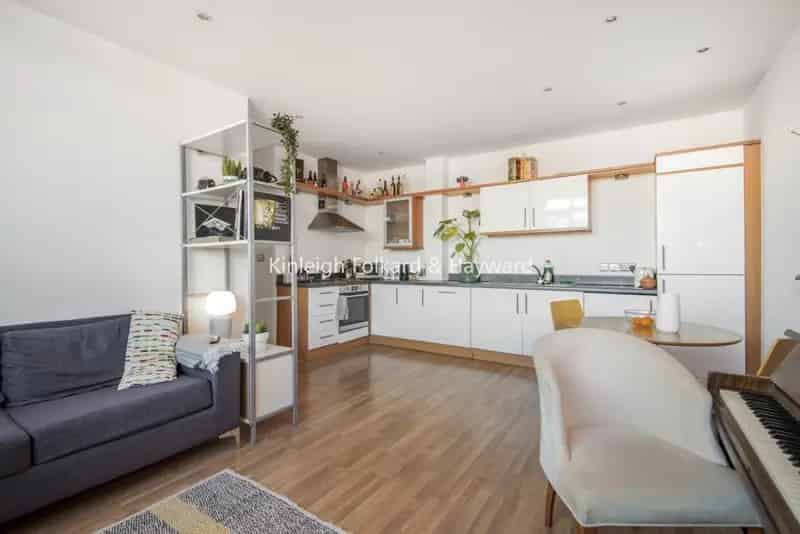 Spacious Art Deco Apartment Camberwell Two Bathrooms