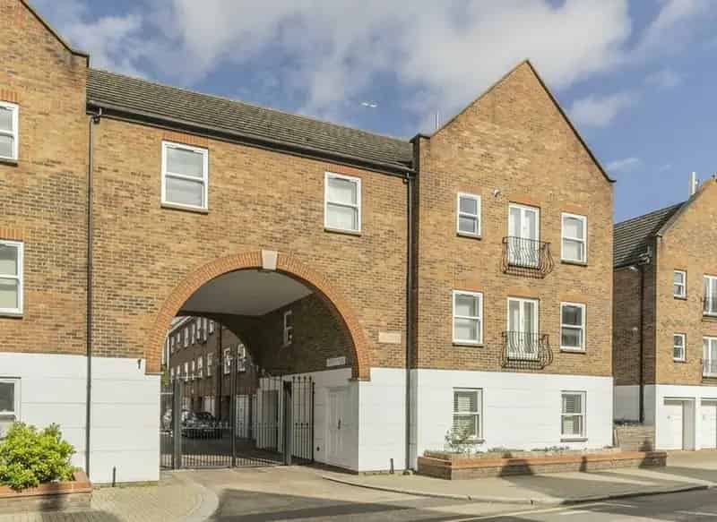 Two Bedroom Flat in Gated Development Near Clapham South