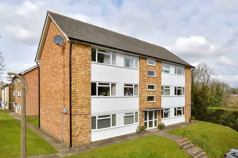 2 Bedroom Flat for Sale Near Caterham Station